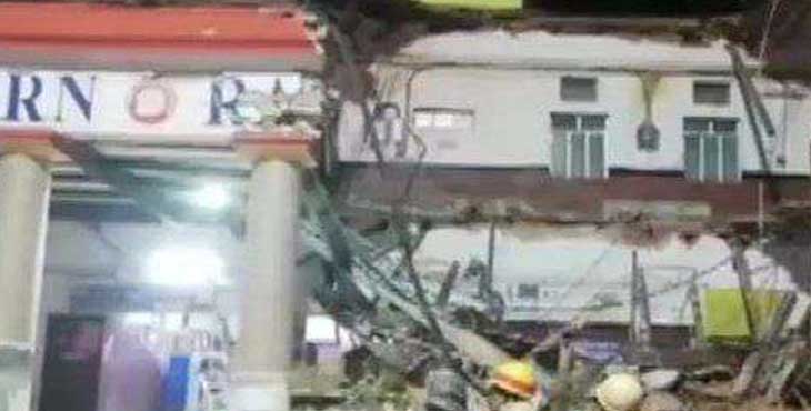 റെയില്വേ സ്റ്റേഷന് കെട്ടിടം ഇടിഞ്ഞു വീണ് 2 പേര്ക്ക് പരുക്ക് റെയില്വേ സ്റ്റേഷന് കെട്ടിടം ഇടിഞ്ഞു വീണ് 2 പേര്ക്ക് പരുക്ക്