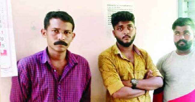 കൊച്ചുവേളി എക്സ്പ്രസില് വീട്ടമ്മയെയും മരുമകളെയും ഉപദ്രവിച്ച മൂന്നു റെയില്വേ ക്ലീനിങ് ജീവനക്കാരെ അറസ്റ്റ് ചെയ്തു കൊച്ചുവേളി എക്സ്പ്രസില് വീട്ടമ്മയെയും മരുമകളെയും ഉപദ്രവിച്ച മൂന്നു റെയില്വേ ക്ലീനിങ് ജീവനക്കാരെ അറസ്റ്റ് ചെയ്തു