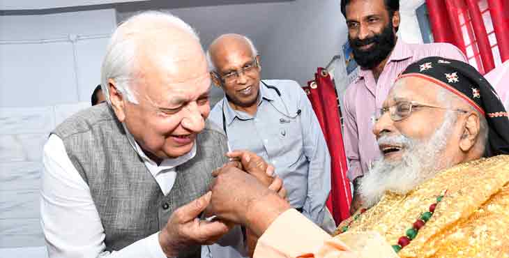 മാര്ത്തോമ്മ വലിയ തിരുമേനിയുടെ കൈയില് മുത്തമിട്ട് ഗവര്ണര് മാര്ത്തോമ്മ വലിയ തിരുമേനിയുടെ കൈയില് മുത്തമിട്ട് ഗവര്ണര്