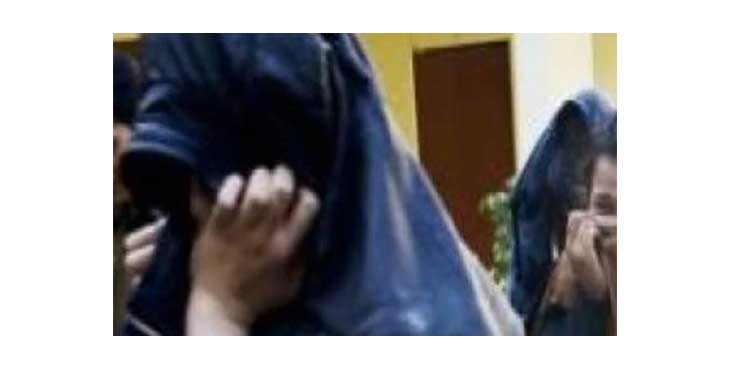 വീട്ടിലെ ഊണ് : ഊണ് കഴിഞ്ഞാല് കൂടെക്കിടക്കാന് കാതര ; കൊട്ടിയത്ത് വീട്ടിലെ ഊണിന്റെ മറവില് അനാശാസ്യം ; സ്ത്രീകള് ഉള്പ്പടെ 9പേര് അറസ്റ്റില് വീട്ടിലെ ഊണ് : ഊണ് കഴിഞ്ഞാല് കൂടെക്കിടക്കാന് കാതര ; കൊട്ടിയത്ത് വീട്ടിലെ ഊണിന്റെ മറവില് അനാശാസ്യം ; സ്ത്രീകള് ഉള്പ്പടെ 9പേര് അറസ്റ്റില്