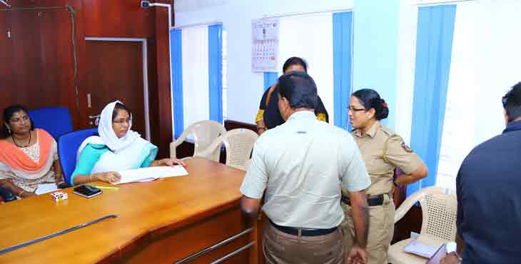 കുടുംബ സ്വത്ത് തര്ക്കങ്ങള് വര്ധിക്കുന്നു : വനിതാ കമ്മീഷന് അംഗം ഡോ. ഷാഹിദാ കമാല് കുടുംബ സ്വത്ത് തര്ക്കങ്ങള് വര്ധിക്കുന്നു : വനിതാ കമ്മീഷന് അംഗം ഡോ. ഷാഹിദാ കമാല്