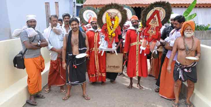 ആചാരപ്പെരുമയുമായി കല്ലട കാവടി സംഘം ചെറിയനാട്ടെത്തി ആചാരപ്പെരുമയുമായി കല്ലട കാവടി സംഘം ചെറിയനാട്ടെത്തി
