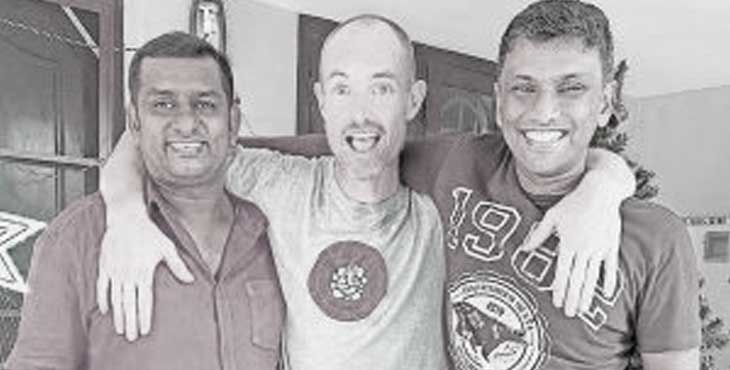 വേദനയില് കൂടെ നിന്നവരെ കാണാന് കടല്കടന്ന് ആന്ഡ്രു എത്തി വേദനയില് കൂടെ നിന്നവരെ കാണാന് കടല്കടന്ന് ആന്ഡ്രു എത്തി
