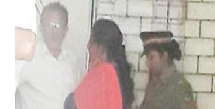 കൂടത്തായി കൊലപാതക പരമ്പര : മുഖ്യപ്രതി ജോളി ജോസഫിനെ കോടതിയില് എത്തിച്ചപ്പോള് പോലീസിന് ഗുരുതര വീഴ്ച പറ്റിയതായി ആരോപണം കൂടത്തായി കൊലപാതക പരമ്പര : മുഖ്യപ്രതി ജോളി ജോസഫിനെ കോടതിയില് എത്തിച്ചപ്പോള് പോലീസിന് ഗുരുതര വീഴ്ച പറ്റിയതായി ആരോപണം
