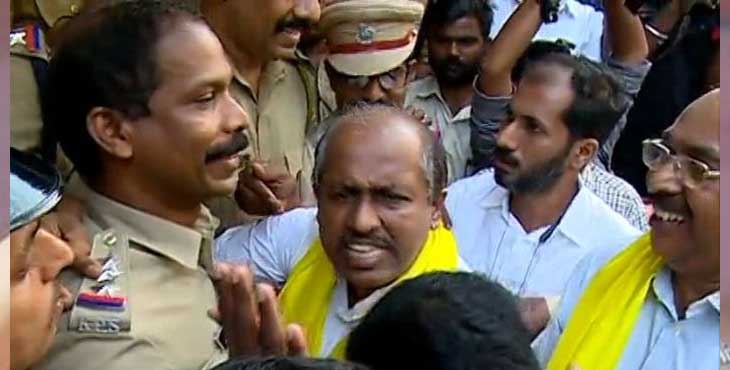 മാവേലിക്കര എസ്.എന്.ഡി.പി ഓഫീസില് ഉന്തും തള്ളും ; വാതില് തകര്ത്ത് സുഭാഷ് വാസുവും കൂട്ടരും ഓഫീസില് കടന്നു മാവേലിക്കര എസ്.എന്.ഡി.പി ഓഫീസില് ഉന്തും തള്ളും ; വാതില് തകര്ത്ത് സുഭാഷ് വാസുവും കൂട്ടരും ഓഫീസില് കടന്നു