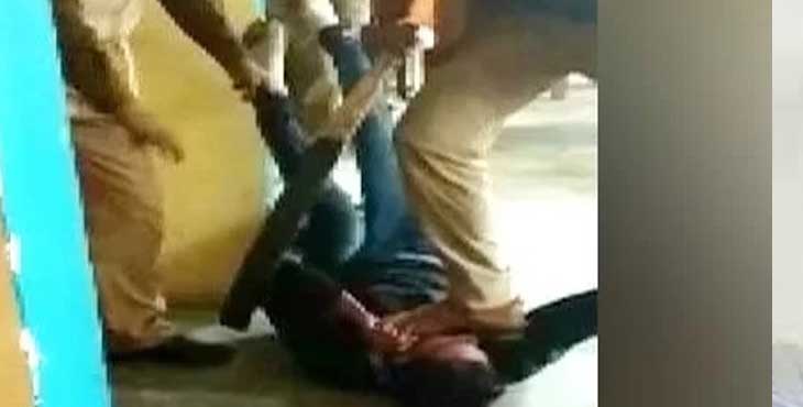 ബിജെപി ഭരിക്കുന്ന ഉത്തർപ്രദേശില് പോലീസിന്റെ ക്രൂരത വീണ്ടും ; യുവാവിന്റെ മുഖത്ത് ബൂട്ടിട്ട് കയറിനിന്ന് മർദനം ബിജെപി ഭരിക്കുന്ന ഉത്തർപ്രദേശില് പോലീസിന്റെ ക്രൂരത വീണ്ടും ; യുവാവിന്റെ മുഖത്ത് ബൂട്ടിട്ട് കയറിനിന്ന് മർദനം