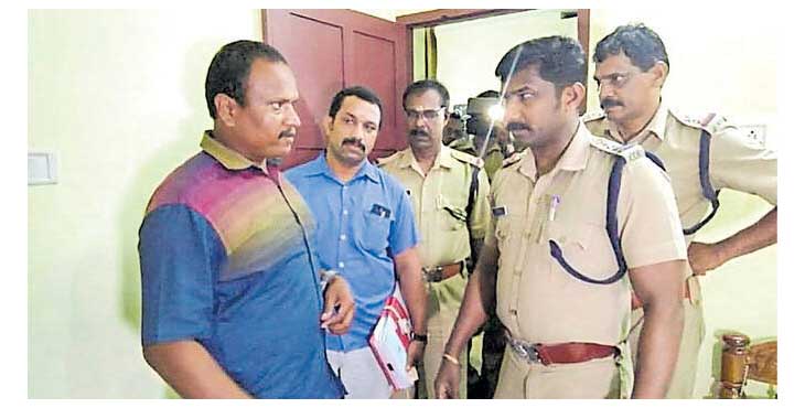 മോഷ്ടാക്കള്ക്ക് സ്വർണം കിട്ടാതെ വന്നതോടെ ദേഷ്യത്തിൽ അവിടെയുണ്ടായിരുന്ന വലിയ കളിപ്പാട്ടം എറിഞ്ഞുടച്ചു ; ഇതാ ..കിടക്കുന്നു … 32 പവനും എഴുപതിനായിരം രൂപയും ; തമിഴ് കൊള്ളസംഘം പിടിയിൽ മോഷ്ടാക്കള്ക്ക് സ്വർണം കിട്ടാതെ വന്നതോടെ ദേഷ്യത്തിൽ അവിടെയുണ്ടായിരുന്ന വലിയ കളിപ്പാട്ടം എറിഞ്ഞുടച്ചു ; ഇതാ ..കിടക്കുന്നു … 32 പവനും എഴുപതിനായിരം രൂപയും ; തമിഴ് കൊള്ളസംഘം പിടിയിൽ