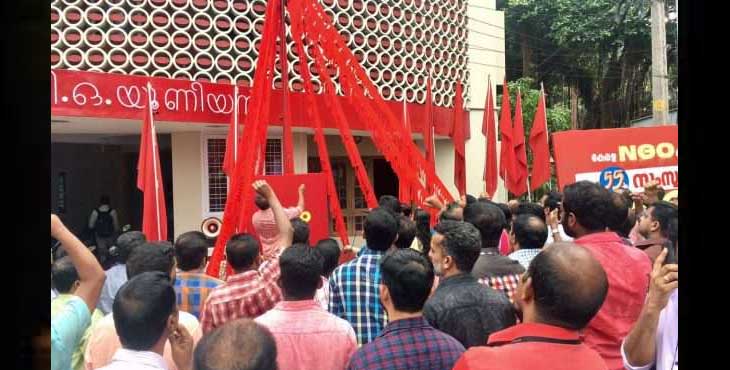 മുഖ്യമന്ത്രിയുടെ നിര്ദ്ദേശത്തെ അവഗണിച്ച് എന്ജിഒ യൂണിയന് ; ഓഫീസില് ഒഴിഞ്ഞ കസേരകളും കറങ്ങുന്ന ഫാനും മുഖ്യമന്ത്രിയുടെ നിര്ദ്ദേശത്തെ അവഗണിച്ച് എന്ജിഒ യൂണിയന് ; ഓഫീസില് ഒഴിഞ്ഞ കസേരകളും കറങ്ങുന്ന ഫാനും