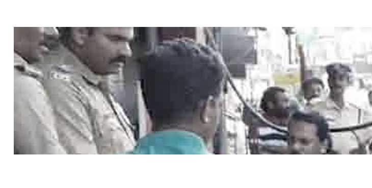 പോലീസ് നോക്കി നില്ക്കെ സമരാനുകൂലികള് ഹോട്ടല് തല്ലി തകര്ത്തു ; ഹോട്ടലുടമയെ മര്ദ്ദിച്ചു പോലീസ് നോക്കി നില്ക്കെ സമരാനുകൂലികള് ഹോട്ടല് തല്ലി തകര്ത്തു ; ഹോട്ടലുടമയെ മര്ദ്ദിച്ചു