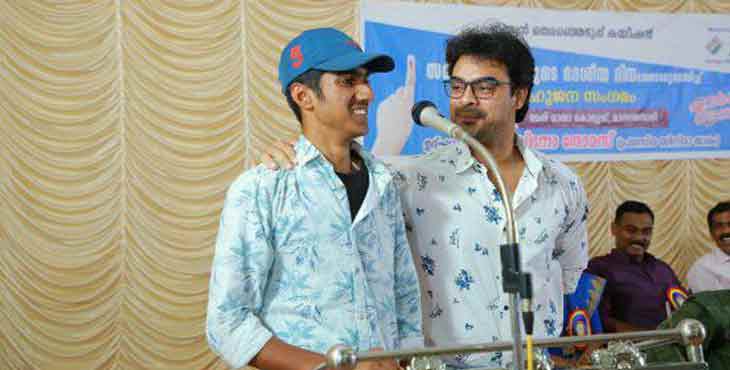 പ്രസംഗത്തിനിടെ കൂവിയ വിദ്യാർത്ഥിയെ സ്റ്റേജിലേക്ക് വിളിച്ചു വരുത്തി മൈക്കിലൂടെ കൂവിപ്പിച്ച സിനിമാതാരം ടോവിനോക്കെതിരെ നടപടിയെടുക്കണമെന്ന് കെ.എസ്.യു പ്രസംഗത്തിനിടെ കൂവിയ വിദ്യാർത്ഥിയെ സ്റ്റേജിലേക്ക് വിളിച്ചു വരുത്തി മൈക്കിലൂടെ കൂവിപ്പിച്ച സിനിമാതാരം ടോവിനോക്കെതിരെ നടപടിയെടുക്കണമെന്ന് കെ.എസ്.യു