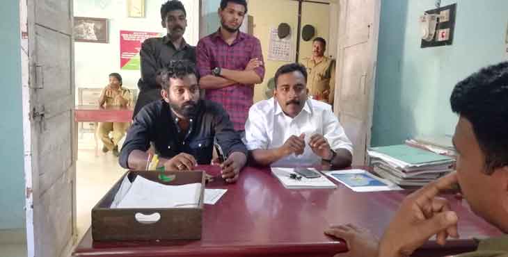 കാട്ടുതീ പടര്ന്നതിന്റെ പേരില് നാട്ടുകാരെ വീട്ടില് കയറി വിറപ്പിക്കുവാനാണ് നീക്കമെങ്കില് നടക്കില്ലെന്ന് യൂത്ത് കോണ്ഗ്രസ് കാട്ടുതീ പടര്ന്നതിന്റെ പേരില് നാട്ടുകാരെ വീട്ടില് കയറി വിറപ്പിക്കുവാനാണ് നീക്കമെങ്കില് നടക്കില്ലെന്ന് യൂത്ത് കോണ്ഗ്രസ്