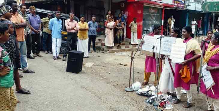 പ്ലാസ്റ്റിക്ക് വിരുദ്ധ സന്ദേശവുമായ് കുടുംബശ്രീ തെരുവു നാടകം ചെങ്ങന്നൂരില് പ്ലാസ്റ്റിക്ക് വിരുദ്ധ സന്ദേശവുമായ് കുടുംബശ്രീ തെരുവു നാടകം ചെങ്ങന്നൂരില്
