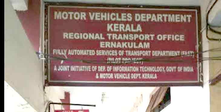 ഹെല്മെറ്റ് കൈയ്യില് തൂക്കിയിട്ട് ബൈക്ക് ഓടിച്ച യുവാവിനെ ആര്.ടി ഓഫീസില് വിളിച്ചുവരുത്തി പിഴ ഈടാക്കി ഹെല്മെറ്റ് കൈയ്യില് തൂക്കിയിട്ട് ബൈക്ക് ഓടിച്ച യുവാവിനെ ആര്.ടി ഓഫീസില് വിളിച്ചുവരുത്തി പിഴ ഈടാക്കി