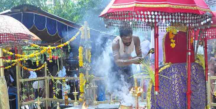 കുംഭപ്പാട്ടില് സംപ്രീതനായി കല്ലേലി ഊരാളി അപ്പൂപ്പന് : ഭാരതകളിയുടെ കാല്ച്ചുവടില് മല ദേവപ്രീതിയ്ക്ക് വേണ്ടി കാവൂട്ടി കുംഭപ്പാട്ടില് സംപ്രീതനായി കല്ലേലി ഊരാളി അപ്പൂപ്പന് : ഭാരതകളിയുടെ കാല്ച്ചുവടില് മല ദേവപ്രീതിയ്ക്ക് വേണ്ടി കാവൂട്ടി