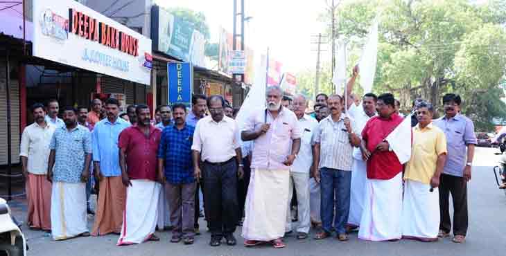ഇലവുംതിട്ടയില് ഹോട്ടലില് അക്രമം ; വ്യാപാരികളുടെ ഹര്ത്താല് വൈകിട്ട് 6 വരെ ഇലവുംതിട്ടയില് ഹോട്ടലില് അക്രമം ; വ്യാപാരികളുടെ ഹര്ത്താല് വൈകിട്ട് 6 വരെ
