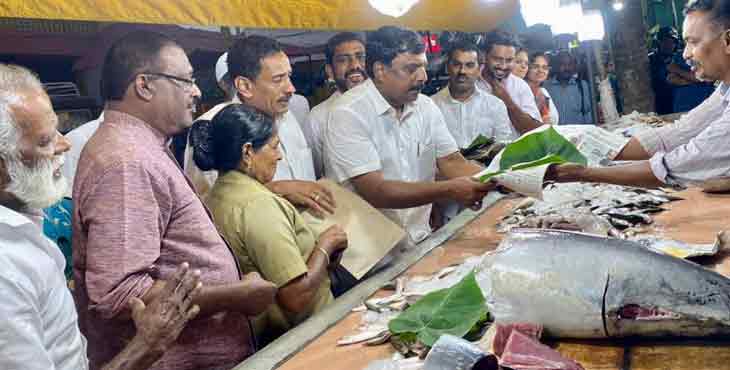 കുമ്പഴ മാർക്കറ്റിലും പരിസരത്തും കോൺഗ്രസ് പ്രവർത്തകർ പേപ്പർ ബാഗുകൾ വിതരണം ചെയ്തു കുമ്പഴ മാർക്കറ്റിലും പരിസരത്തും കോൺഗ്രസ് പ്രവർത്തകർ പേപ്പർ ബാഗുകൾ വിതരണം ചെയ്തു