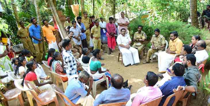 ആവണിപ്പാറ ഗിരിജൻ കോളനിയുടെ നൊമ്പരം അറിയാന് ജനീഷ് കുമാര് എത്തി ; കപ്പയും കാന്താരി സമ്മന്തിയും ഒരുക്കി കാത്തിരുന്നു ഊരുകൂട്ടം ആവണിപ്പാറ ഗിരിജൻ കോളനിയുടെ നൊമ്പരം അറിയാന് ജനീഷ് കുമാര് എത്തി ; കപ്പയും കാന്താരി സമ്മന്തിയും ഒരുക്കി കാത്തിരുന്നു ഊരുകൂട്ടം