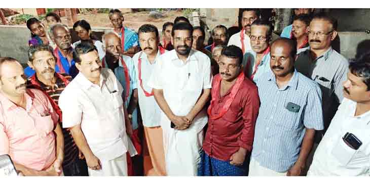 വിവിധ രാഷ്ട്രീയ പാർട്ടികളില് നിന്ന് അന്പതോളം പേര് സി.പി.ഐയില് ചേര്ന്നു വിവിധ രാഷ്ട്രീയ പാർട്ടികളില് നിന്ന് അന്പതോളം പേര് സി.പി.ഐയില് ചേര്ന്നു