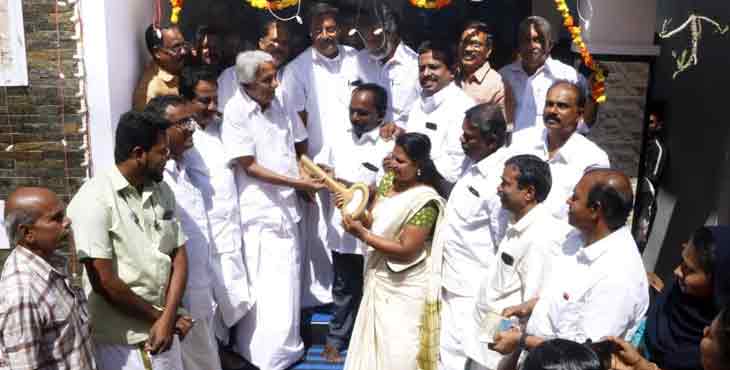 പ്രളയം: എന്.ജി.ഒ. അസോസിയേഷന്റെ ആദ്യ ഭവനത്തിന്റെ താക്കോല്ദാനം ചെങ്ങന്നൂരില് നടന്നു പ്രളയം: എന്.ജി.ഒ. അസോസിയേഷന്റെ ആദ്യ ഭവനത്തിന്റെ താക്കോല്ദാനം ചെങ്ങന്നൂരില് നടന്നു