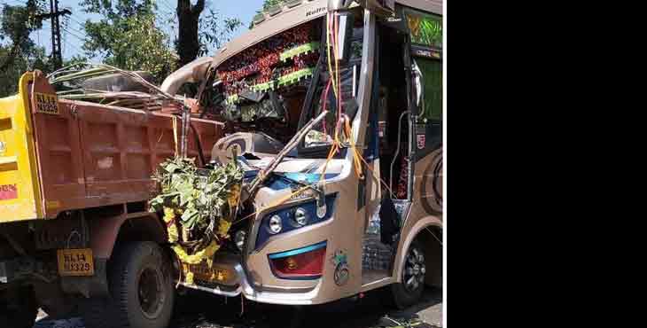 കൂടലില് ശബരിമല തീര്ഥാടകര് സഞ്ചരിച്ച ബസും ടിപ്പർ ലോറിയും കൂട്ടിയിടിച്ച് ടിപ്പർ ഡ്രൈവർക്ക് പരുക്കേറ്റു കൂടലില് ശബരിമല തീര്ഥാടകര് സഞ്ചരിച്ച ബസും ടിപ്പർ ലോറിയും കൂട്ടിയിടിച്ച് ടിപ്പർ ഡ്രൈവർക്ക് പരുക്കേറ്റു