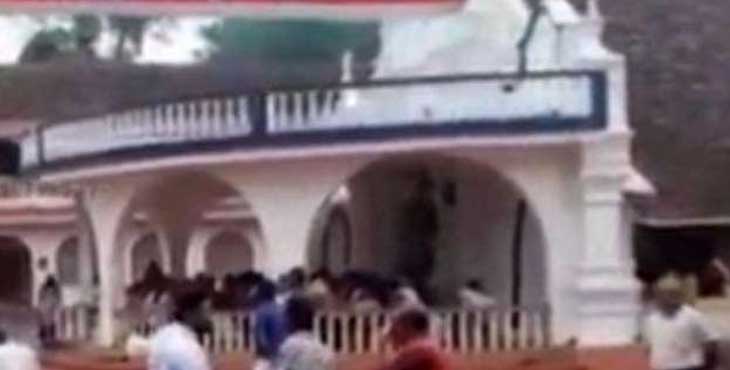 ചോരക്കുഴി സെന്റ് സ്റ്റീഫന്സ് യാക്കോബായ പള്ളിയില് സുപ്രീംകോടതി വിധി നടപ്പാക്കി ; തടയാന് ശ്രമിച്ച യാക്കോബായ വിഭാഗത്തെ പോലീസ് അറസ്റ്റ് ചെയ്തുനീക്കി ചോരക്കുഴി സെന്റ് സ്റ്റീഫന്സ് യാക്കോബായ പള്ളിയില് സുപ്രീംകോടതി വിധി നടപ്പാക്കി ; തടയാന് ശ്രമിച്ച യാക്കോബായ വിഭാഗത്തെ പോലീസ് അറസ്റ്റ് ചെയ്തുനീക്കി