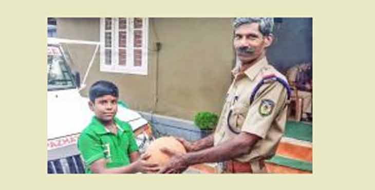 തന്റെ പ്രീയപ്പെട്ട ഫുട്ബാള് കാണാനില്ല അഞ്ചാം ക്ലാസ്സുകാരന്റെ പരാതി ; അതുലിന്റെ പരാതി ഏറ്റെടുത്ത് പഴയന്നൂര് പോലീസ് തന്റെ പ്രീയപ്പെട്ട ഫുട്ബാള് കാണാനില്ല അഞ്ചാം ക്ലാസ്സുകാരന്റെ പരാതി ; അതുലിന്റെ പരാതി ഏറ്റെടുത്ത് പഴയന്നൂര് പോലീസ്