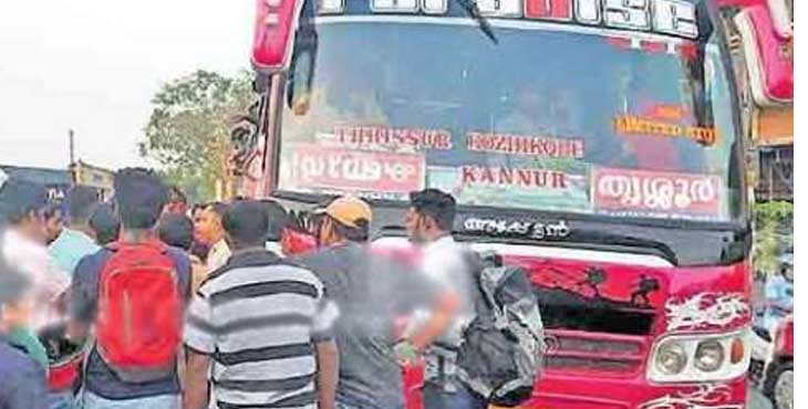 യാത്രക്കാരുടെ ജീവന് പണയം വെച്ച് മരണപാച്ചില് നടത്തിയ സ്വകാര്യ ബസ് നാട്ടുകാര് തടഞ്ഞ് പോലീസിനെ ഏല്പ്പിച്ചു യാത്രക്കാരുടെ ജീവന് പണയം വെച്ച് മരണപാച്ചില് നടത്തിയ സ്വകാര്യ ബസ് നാട്ടുകാര് തടഞ്ഞ് പോലീസിനെ ഏല്പ്പിച്ചു