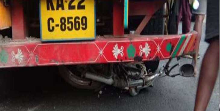 നിയന്ത്രണം വിട്ട ലോറി ഇരുചക്രവാഹനത്തില് ഇടിച്ച് രണ്ടു പേര് മരിച്ചു നിയന്ത്രണം വിട്ട ലോറി ഇരുചക്രവാഹനത്തില് ഇടിച്ച് രണ്ടു പേര് മരിച്ചു