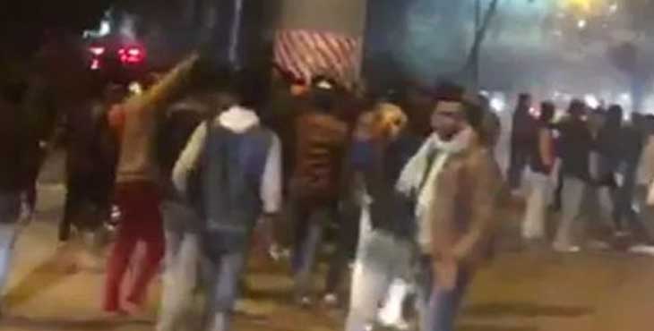 അര്ദ്ധരാത്രി ജാമിയ മിലിയയിൽ വീണ്ടും വെടിവെയ്പ്പ് ; ബൈക്കിലെത്തിയ സംഘം പ്രതിഷേധക്കാര്ക്കെതിരെ വെടിയുതിര്ത്തു അര്ദ്ധരാത്രി ജാമിയ മിലിയയിൽ വീണ്ടും വെടിവെയ്പ്പ് ; ബൈക്കിലെത്തിയ സംഘം പ്രതിഷേധക്കാര്ക്കെതിരെ വെടിയുതിര്ത്തു