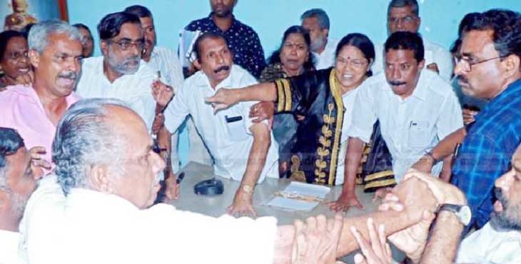 കോര്പറേഷന് മേയര് സുമ ബാലകൃഷ്ണന് മര്ദ്ദനം : കണ്ണൂര് നഗരത്തില് നാളെ യു.ഡി.എഫ് ഹര്ത്താല് കോര്പറേഷന് മേയര് സുമ ബാലകൃഷ്ണന് മര്ദ്ദനം : കണ്ണൂര് നഗരത്തില് നാളെ യു.ഡി.എഫ് ഹര്ത്താല്