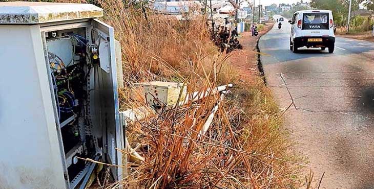 അമിത വേഗത്തിലോടുന്ന വാഹനങ്ങളെ കണ്ടെത്താന് മോട്ടര് വാഹന വകുപ്പു സ്ഥാപിച്ച ക്യാമറാ സംവിധാനം അമിത വേഗത്തിലെത്തിയ വാഹനം തന്നെ ഇടിച്ചിട്ടു ; മാസം ഒന്നുകഴിഞ്ഞിട്ടും സാറന്മാര് ഇതുവരെ ഇതൊന്നും അറിഞ്ഞില്ല അമിത വേഗത്തിലോടുന്ന വാഹനങ്ങളെ കണ്ടെത്താന് മോട്ടര് വാഹന വകുപ്പു സ്ഥാപിച്ച ക്യാമറാ സംവിധാനം അമിത വേഗത്തിലെത്തിയ വാഹനം തന്നെ ഇടിച്ചിട്ടു ; മാസം ഒന്നുകഴിഞ്ഞിട്ടും സാറന്മാര് ഇതുവരെ ഇതൊന്നും അറിഞ്ഞില്ല