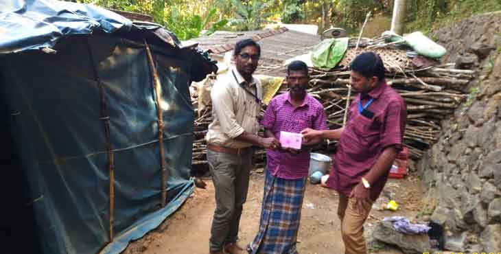 പുറംപോക്കില് താമസിക്കുന്ന കുടുംബങ്ങള്ക്ക് മുന്ഗണനാ റേഷന് കാര്ഡ് വിതരണം നടത്തി പുറംപോക്കില് താമസിക്കുന്ന കുടുംബങ്ങള്ക്ക് മുന്ഗണനാ റേഷന് കാര്ഡ് വിതരണം നടത്തി