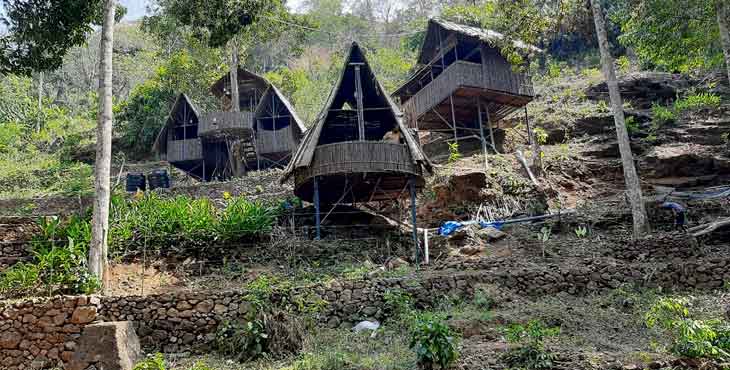 വനംവകുപ്പിന്റെ അനുമതിയില്ലാതെ നടപ്പാത നിര്മ്മാണം ; റേഞ്ച് ഓഫീസര്ക്കും മാധ്യമ പ്രവര്ത്തകര്ക്കുമെതിരെ ഭീഷണി ; കൊക്കാത്തോട്ടില് സ്വകാര്യ റിസോര്ട്ടിന്റെ നടപടി വിവാദമാകുന്നു വനംവകുപ്പിന്റെ അനുമതിയില്ലാതെ നടപ്പാത നിര്മ്മാണം ; റേഞ്ച് ഓഫീസര്ക്കും മാധ്യമ പ്രവര്ത്തകര്ക്കുമെതിരെ ഭീഷണി ; കൊക്കാത്തോട്ടില് സ്വകാര്യ റിസോര്ട്ടിന്റെ നടപടി വിവാദമാകുന്നു
