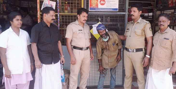 മാനസികനിലതെറ്റി അലഞ്ഞ വയോധികന് തുണയേകി ഇലവുംതിട്ട ജനമൈത്രി പോലീസ് മാനസികനിലതെറ്റി അലഞ്ഞ വയോധികന് തുണയേകി ഇലവുംതിട്ട ജനമൈത്രി പോലീസ്