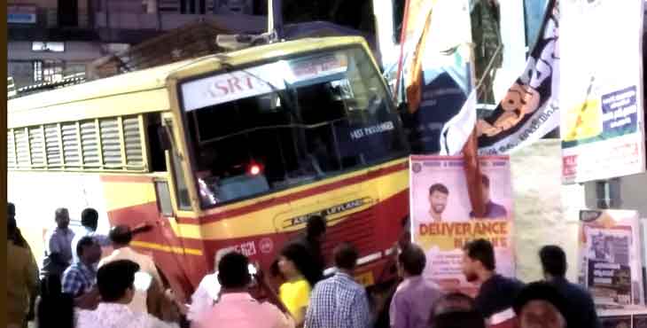 കോന്നിയില് നിയന്ത്രണംവിട്ട സൂപ്പർ ഫാസ്റ്റ് പുനലൂർ മൂവാറ്റുപുഴ റോഡിലേക്ക് ഉരുണ്ട് നീങ്ങി ഇടിച്ചുനിന്നു കോന്നിയില് നിയന്ത്രണംവിട്ട സൂപ്പർ ഫാസ്റ്റ് പുനലൂർ മൂവാറ്റുപുഴ റോഡിലേക്ക് ഉരുണ്ട് നീങ്ങി ഇടിച്ചുനിന്നു