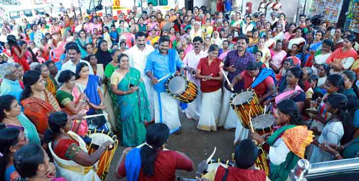 ശിങ്കാരിമേള സംഘത്തോടൊപ്പം ചുവടുവെച്ച് ജനീഷ് കുമാർ എം.എൽ.എ ശിങ്കാരിമേള സംഘത്തോടൊപ്പം ചുവടുവെച്ച് ജനീഷ് കുമാർ എം.എൽ.എ