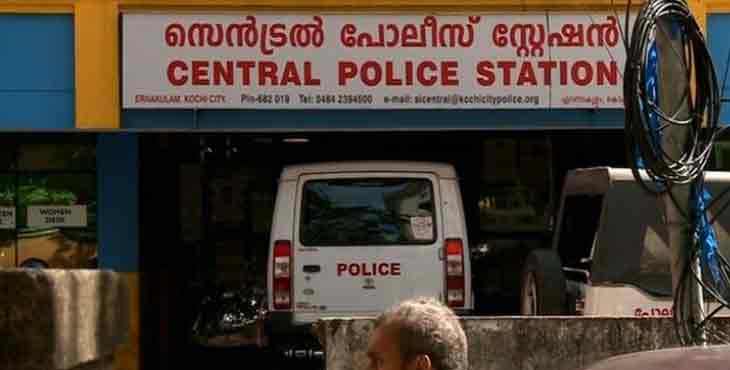 വിദേശവനിതയെ പീഡിപ്പിച്ച കേസില് രണ്ട് പേര് കൊച്ചിയില് പിടിയില് വിദേശവനിതയെ പീഡിപ്പിച്ച കേസില് രണ്ട് പേര് കൊച്ചിയില് പിടിയില്