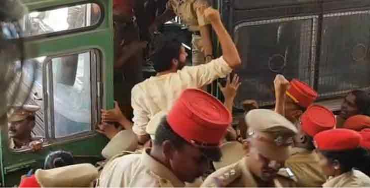 ഫീസ് വർധന : സമരം ചെയ്ത പോണ്ടിച്ചേരി സർവകലാശാല വിദ്യാർഥികളെ പോലീസ് അറസ്റ്റു ചെയ്തു ഫീസ് വർധന : സമരം ചെയ്ത പോണ്ടിച്ചേരി സർവകലാശാല വിദ്യാർഥികളെ പോലീസ് അറസ്റ്റു ചെയ്തു