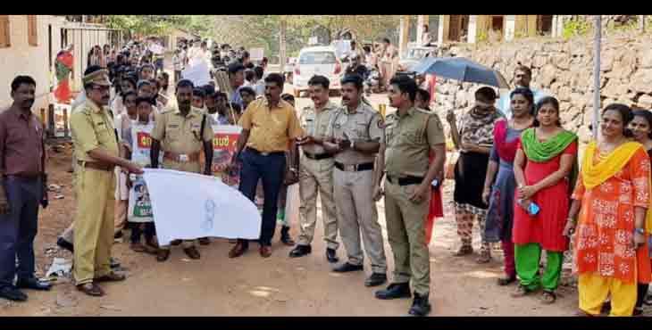 മെഴുവേലി പദ്മനാഭോദയം സ്കൂളിൽ റോഡ് സുരക്ഷാ റാലിയും ലഹരി വിരുദ്ധ സെമിനാറും നടത്തി മെഴുവേലി പദ്മനാഭോദയം സ്കൂളിൽ റോഡ് സുരക്ഷാ റാലിയും ലഹരി വിരുദ്ധ സെമിനാറും നടത്തി