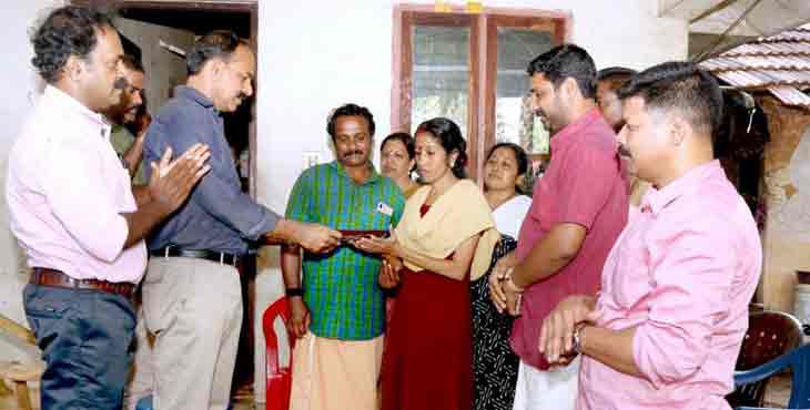 പൂർവ്വവിദ്യാർത്ഥി സംഗമത്തിലൂടെ സഹപാഠിക്കൊരു കൈത്താങ്ങ് പൂർവ്വവിദ്യാർത്ഥി സംഗമത്തിലൂടെ സഹപാഠിക്കൊരു കൈത്താങ്ങ്