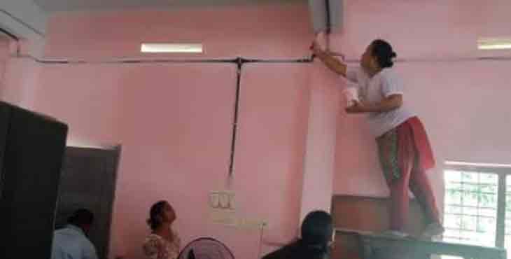 പെരുനാട് ഗവ.എല്.പി സ്കൂളിലെ അധ്യാപികമാര്ക്ക് മന്ത്രിമാരുടെ അഭിനന്ദനം പെരുനാട് ഗവ.എല്.പി സ്കൂളിലെ അധ്യാപികമാര്ക്ക് മന്ത്രിമാരുടെ അഭിനന്ദനം