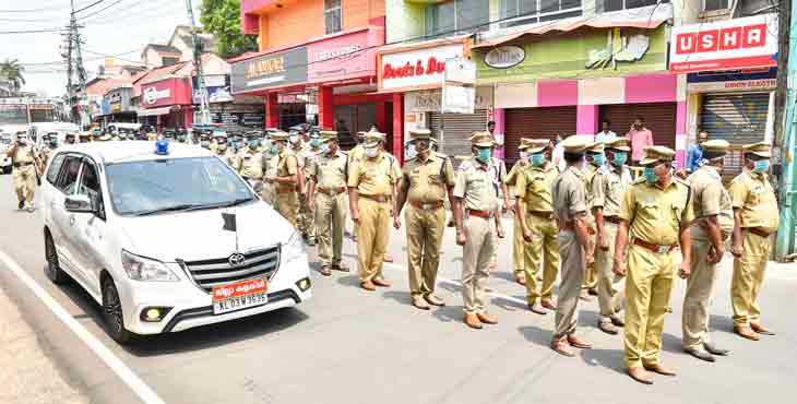 144 – നിരത്തിലിറങ്ങി ജനങ്ങള്ക്ക് നിര്ദേശം നല്കി പത്തനംതിട്ട ജില്ലാ കളക്ടര് 144 – നിരത്തിലിറങ്ങി ജനങ്ങള്ക്ക് നിര്ദേശം നല്കി പത്തനംതിട്ട ജില്ലാ കളക്ടര്