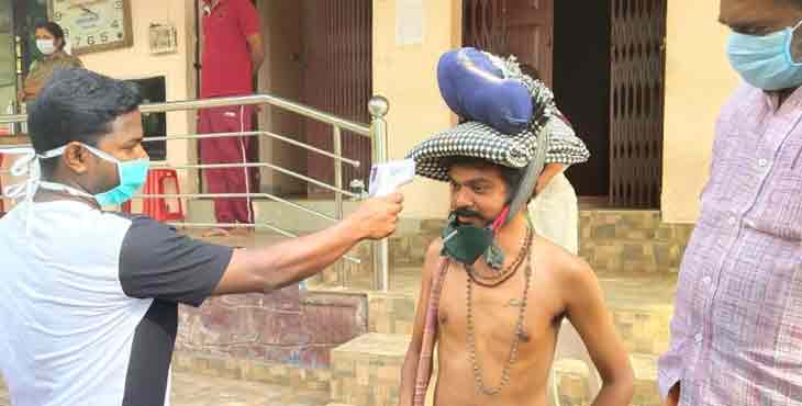 ശബരിമല തീര്ഥാടകര്ക്ക് ഇന്ഫ്രാറെഡ് തെര്മോമീറ്റര് ഉപയോഗിച്ച് പരിശോധന ശബരിമല തീര്ഥാടകര്ക്ക് ഇന്ഫ്രാറെഡ് തെര്മോമീറ്റര് ഉപയോഗിച്ച് പരിശോധന