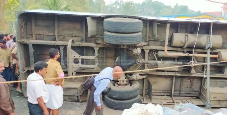 ബത്തേരിയില് കാറുമായി കൂട്ടിയിടിച്ച് സ്വകാര്യ ബസ് മറിഞ്ഞു ; ഒരാള് മരിച്ചു ; നിരവധി പേര്ക്ക് പരിക്ക് ബത്തേരിയില് കാറുമായി കൂട്ടിയിടിച്ച് സ്വകാര്യ ബസ് മറിഞ്ഞു ; ഒരാള് മരിച്ചു ; നിരവധി പേര്ക്ക് പരിക്ക്