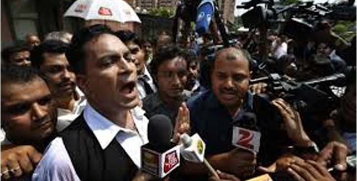 ഹര്ജി തള്ളിയതിനു പിന്നാലെ സുപ്രീം കോടതിക്കു മുന്നില് നാടകീയ രംഗങ്ങള് ; പ്രതിഭാഗം അഭിഭാഷകനെതിരേ പ്രതിഷേധം ഹര്ജി തള്ളിയതിനു പിന്നാലെ സുപ്രീം കോടതിക്കു മുന്നില് നാടകീയ രംഗങ്ങള് ; പ്രതിഭാഗം അഭിഭാഷകനെതിരേ പ്രതിഷേധം