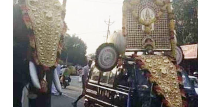 നെറ്റിപ്പട്ടം അണിഞ്ഞ് ഭഗവതിയുടെ തിടമ്പുമേറ്റി ഉത്സവത്തിന് മാരുതി ഒമിനി വാന് നെറ്റിപ്പട്ടം അണിഞ്ഞ് ഭഗവതിയുടെ തിടമ്പുമേറ്റി ഉത്സവത്തിന് മാരുതി ഒമിനി വാന്