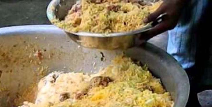 പണത്തിന്റെ അഹങ്കാരത്തില് ആഢബര വിവാഹം ; കോഴി ബിരിയാണിയും വെട്ടിമൂടി ഓഡിറ്റോറിയം താഴിട്ട് പൂട്ടി പോലീസും ആരോഗ്യവകുപ്പും പണത്തിന്റെ അഹങ്കാരത്തില് ആഢബര വിവാഹം ; കോഴി ബിരിയാണിയും വെട്ടിമൂടി ഓഡിറ്റോറിയം താഴിട്ട് പൂട്ടി പോലീസും ആരോഗ്യവകുപ്പും