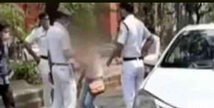 വാഹന പരിശോധനയ്ക്കായി പോലീസ് വണ്ടി തടഞ്ഞു ; യുവതി പോലീസുകാരോടുള്ള ദേഷ്യം തീര്ത്തത് നക്കിയും തുപ്പിയും വാഹന പരിശോധനയ്ക്കായി പോലീസ് വണ്ടി തടഞ്ഞു ; യുവതി പോലീസുകാരോടുള്ള ദേഷ്യം തീര്ത്തത് നക്കിയും തുപ്പിയും
