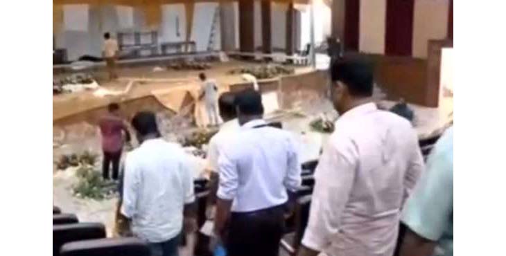 ഉത്തരവ് ലംഘിച്ച് വിവാഹത്തിന് ആള്ക്കൂട്ടം ; തടഞ്ഞ കൊല്ലം നഗരസഭ ഉദ്യോഗസ്ഥര്ക്കെതിരെ കയ്യേറ്റം ഉത്തരവ് ലംഘിച്ച് വിവാഹത്തിന് ആള്ക്കൂട്ടം ; തടഞ്ഞ കൊല്ലം നഗരസഭ ഉദ്യോഗസ്ഥര്ക്കെതിരെ കയ്യേറ്റം