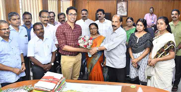 ജില്ലാ കളക്ടര് പി.ബി നൂഹിനെ റവന്യൂ ജീവനക്കാര് അനുമോദിച്ചു ജില്ലാ കളക്ടര് പി.ബി നൂഹിനെ റവന്യൂ ജീവനക്കാര് അനുമോദിച്ചു